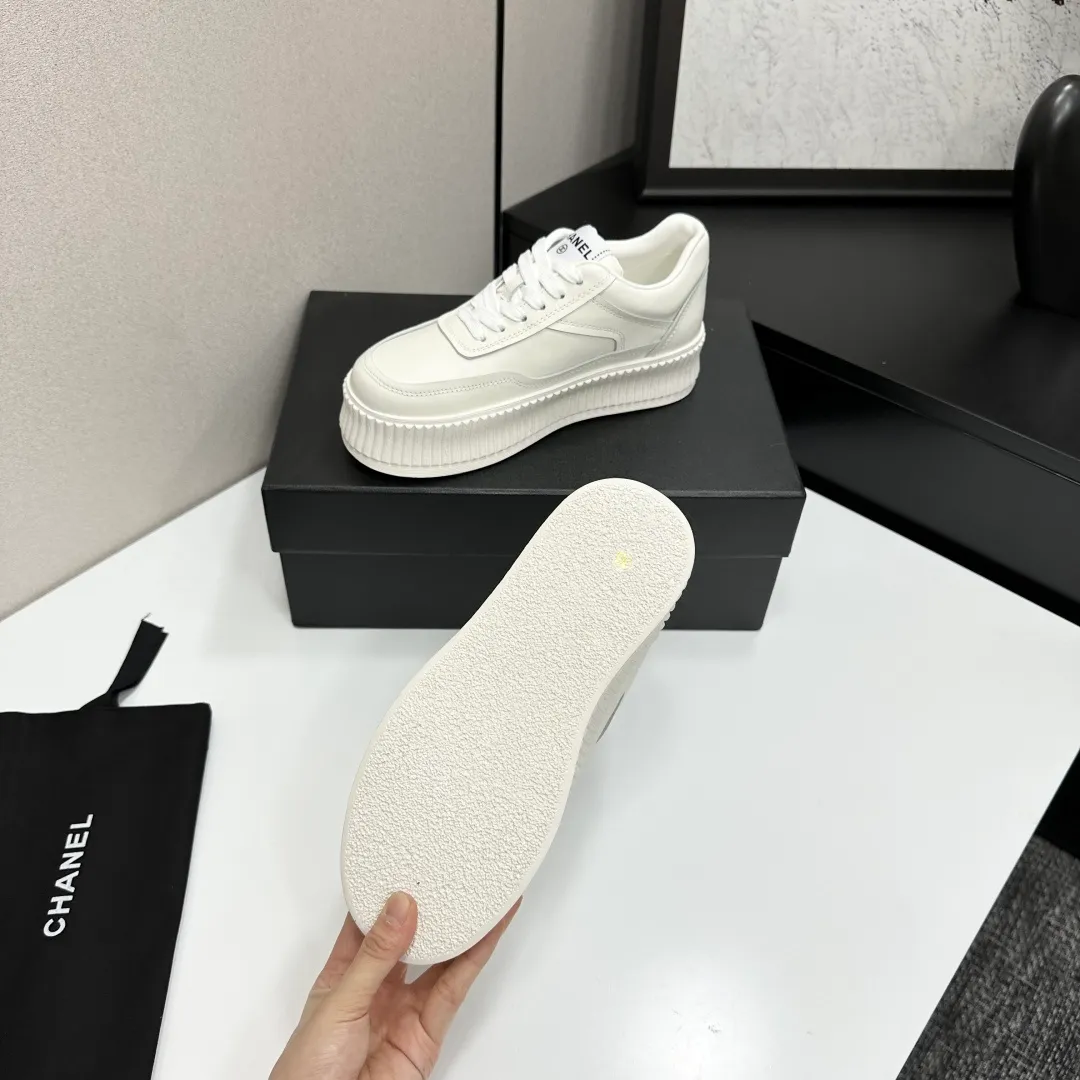 👟👟Ex-factory price 560👟👟Chanel Panda Shoes! 2025 counter's top casual sports shoes. This classic design; the upper is electro-embroidered with a variety of techniques; the outsole is fashionable and sporty; the unusual inclusion of a variety of color matching elements... The diversified mix and match is very good-looking and versatile, and can be used for leisure, fashion, sports, and outdoor... ꫛꫀꪝ Go➫ Materials: ❶Upper made of: original imported first-layer silk cowhide + original waterproof cloth + original first-layer cowhide ❷Inner lining: Breathable mesh ❸ Outsole based on: original TPU combination outsole, full set of boutique packaging for women 35–41